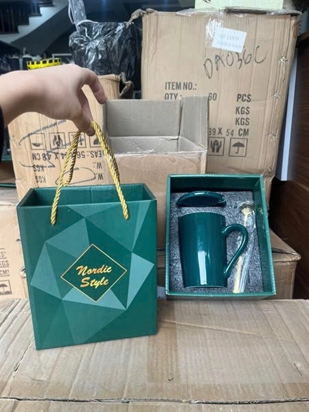 Ly Sứ Đơn Hộp Quà Xanh (Thùng 48)