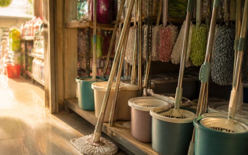 Nhập cây lau nhà sỉ: kệ trưng bày bộ lau nhà có thùng vắt và cây lau tự vắt trong shop gia dụng