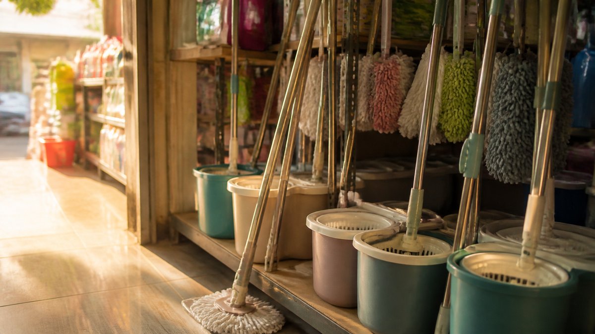 Nhập cây lau nhà sỉ: kệ trưng bày bộ lau nhà có thùng vắt và cây lau tự vắt trong shop gia dụng